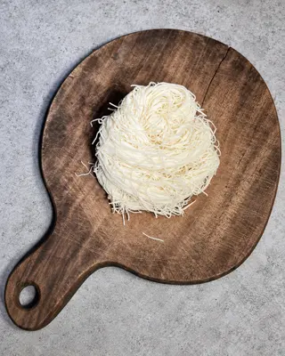 Sampel helai kunafa panjang (long strand) ketebalan sedang